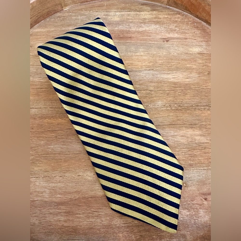 Brooks Brothers Basics Navy and Gold Diagonal Striped Tie Classic‎ Preppy